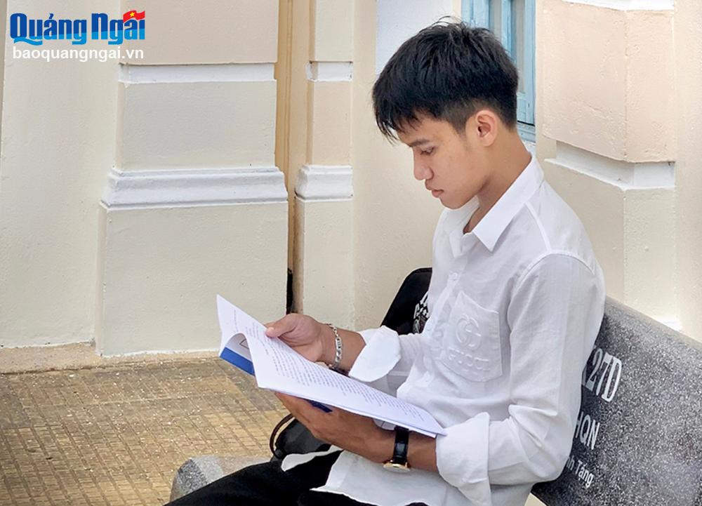  Là thủ khoa của Trường Đại học Quy Nhơn, Phạm Quốc Toản trở thành niềm tự hào của đồng bào Hrê. Ảnh: NVCC
