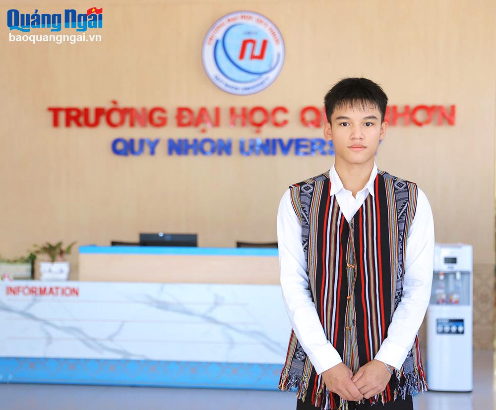  Ngày vào nhập học tại Trường Đại học Quy Nhơn, Phạm Quốc Toản mặc chiếc áo thổ cẩm thể hiện niềm tự hào mình là người  đồng bào dân tộc Hrê, ở huyện Ba Tơ. 
Ảnh: NVCC