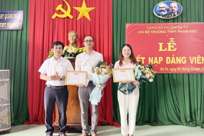 Chi ủy Chi bộ Trường THPT Phạm Kiệt khen thưởng đảng viên hoàn thành xuất sắc nhiệm vụ năm 2023