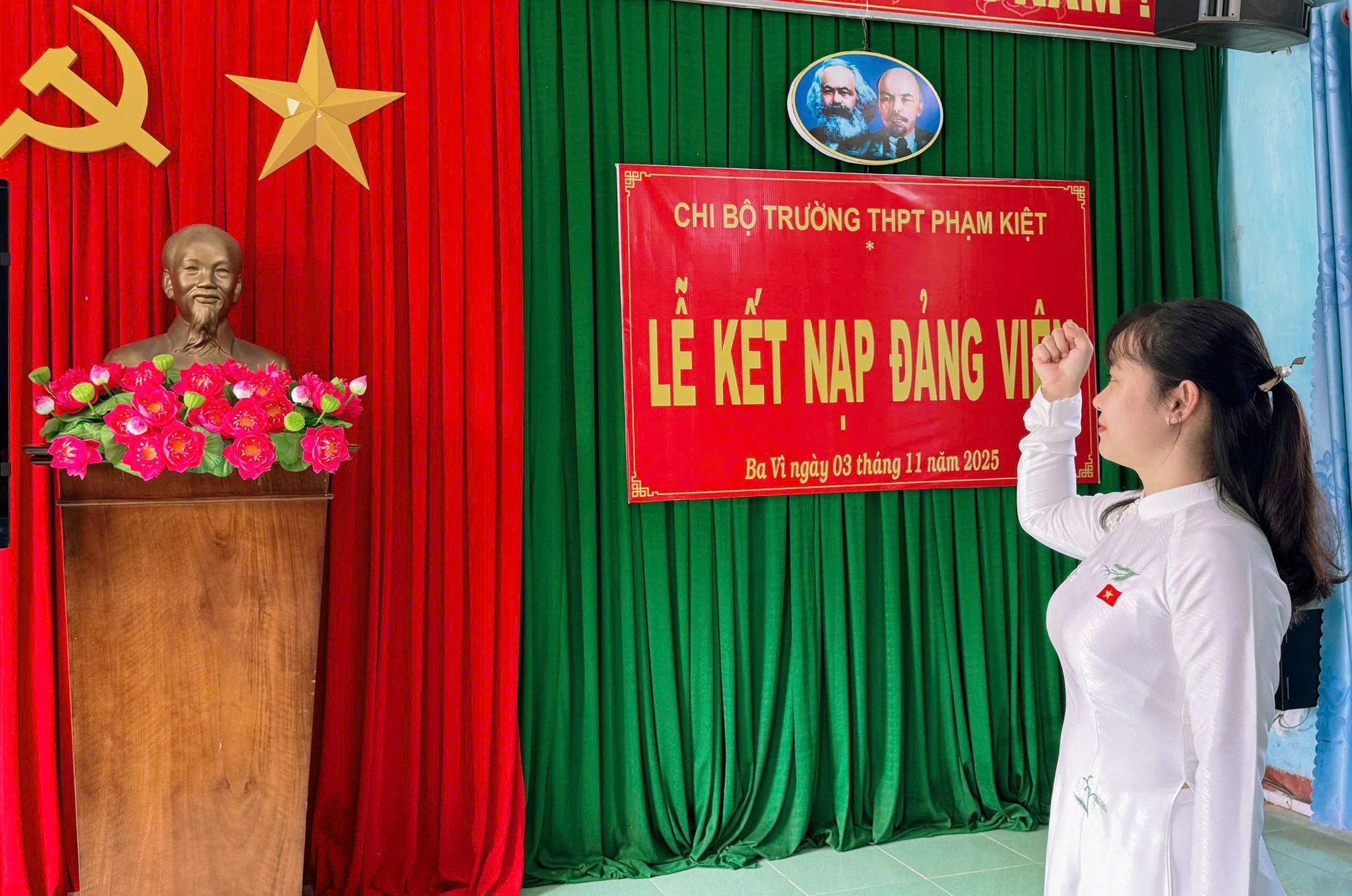 LỄ KẾT NẠP ĐẢNG VIÊN – NHỮNG GIÁO VIÊN TIÊU BIỂU TRƯỜNG THPT PHẠM KIỆT ĐỨNG VÀO HÀNG NGŨ CỦA ĐẢNG