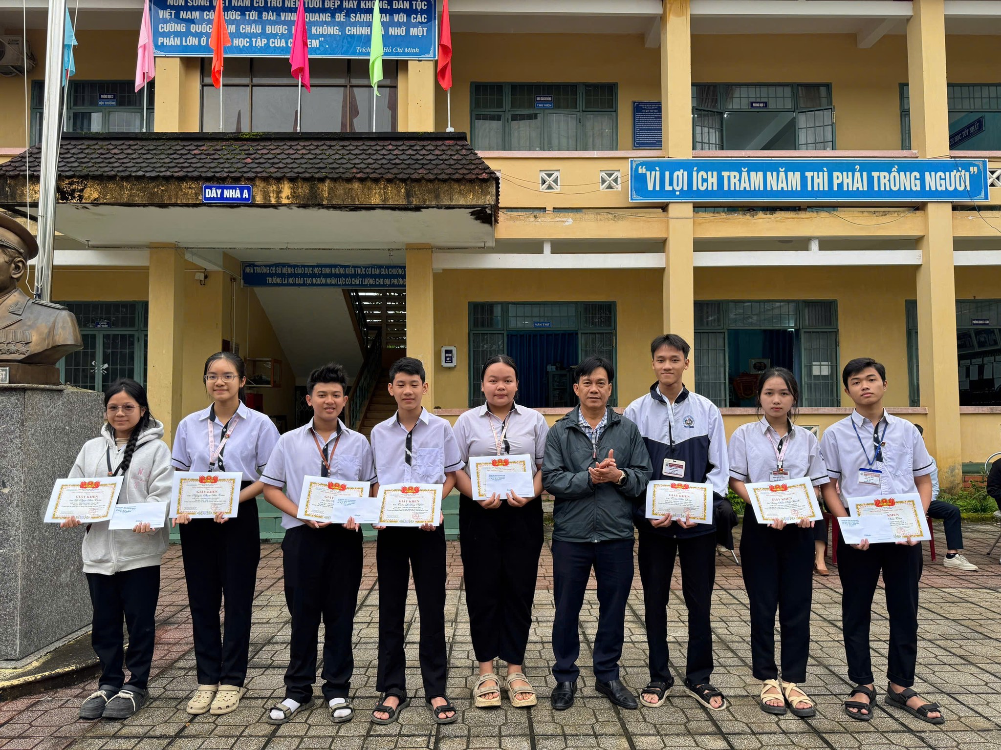 TIẾT CHÀO CỜ TUẦN 18 – KHEN THƯỞNG CÁC DỰ ÁN ĐẠT GIẢI CUỘC THI KHOA HỌC KỸ THUẬT DÀNH CHO HỌC SINH TRUNG HỌC CẤP TRƯỜNG NĂM HỌC 2025-2026 TIẾT CHÀO CỜ TUẦN 18 – KHEN THƯỞNG CÁC DỰ ÁN ĐẠT GIẢI CUỘC THI KHOA HỌC KỸ THUẬT DÀNH CHO HỌC SINH TRUNG HỌC CẤP TRƯỜNG NĂM HỌC 2025-2026