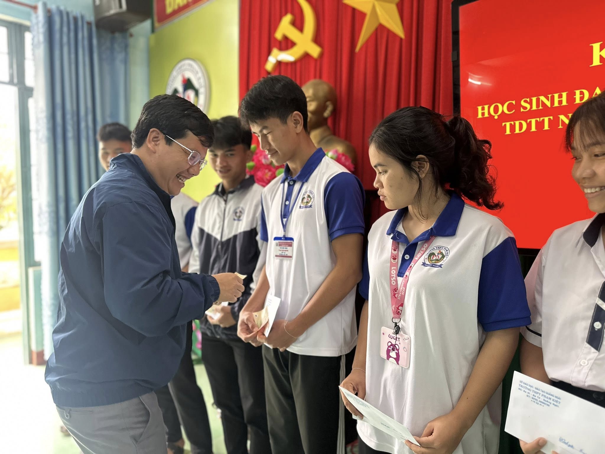 GẶP MẶT KHEN THƯỞNG NHỮNG GƯƠNG MẶT XUẤT SẮC TẠI HỘI THI KHOA HỌC, KỸ THUẬT CẤP TỈNH NĂM 2026 GẶP MẶT KHEN THƯỞNG NHỮNG GƯƠNG MẶT XUẤT SẮC TẠI HỘI THI KHOA HỌC, KỸ THUẬT CẤP TỈNH NĂM 2026